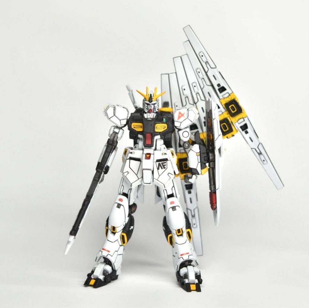 アーティファクトアレンジで股間にスラスターが付いていたのですが、どうも好きになれなかったのでカットして無くしました。また股間パーツも下に長くバランス悪かったので下側を削って整えております😁