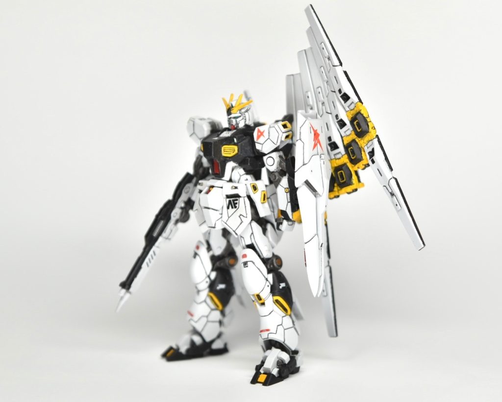 数年前に作ったνガンダムの水転写デカールが残ってたので、肩とシールドにパーソナルマークをつけれました、無かったら描く…なんてことはしてなかったですね。ふくらはぎのダクト？部分、ここもタガネで彫って色の分割をしやすくしてみました。