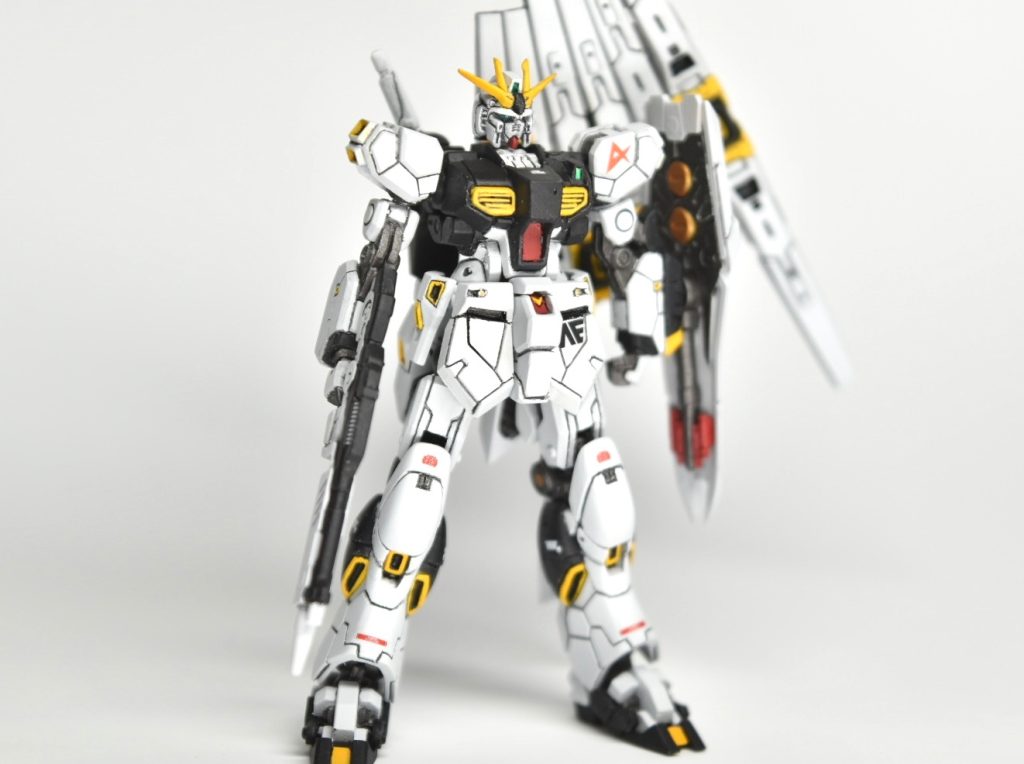 左胸上部のセンサーとメインカメラ部分は3Dメタリックシールをカットしてはめ込んでます、ツインアイは上手くカット出来なかったので、ガンガムマーカーのメタリックグリーンで塗ってます。サムネの光ってるように見えるのは画像加工によるものですね😉