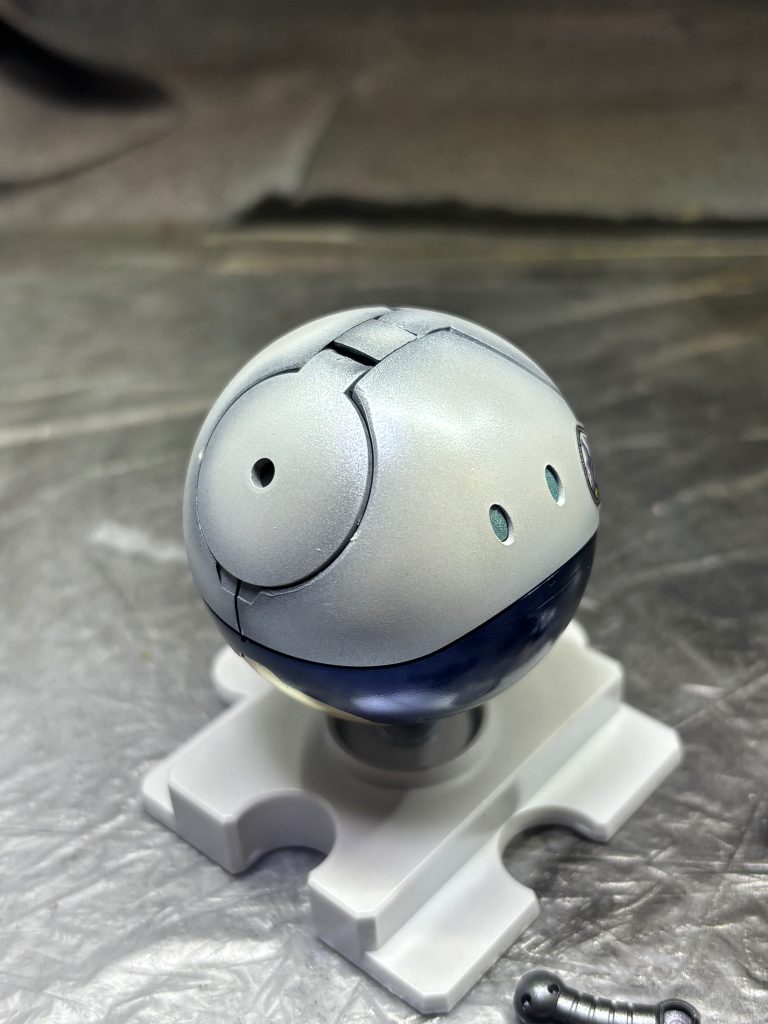 パーツを組み上げるとグラデーションがわかりやすいかな（必死）ダイヤモンドシルバーは隠蔽力がないですが、うっすら黒い部分はシルバーっぽく、白い部分はパール調になる面白い塗料です。