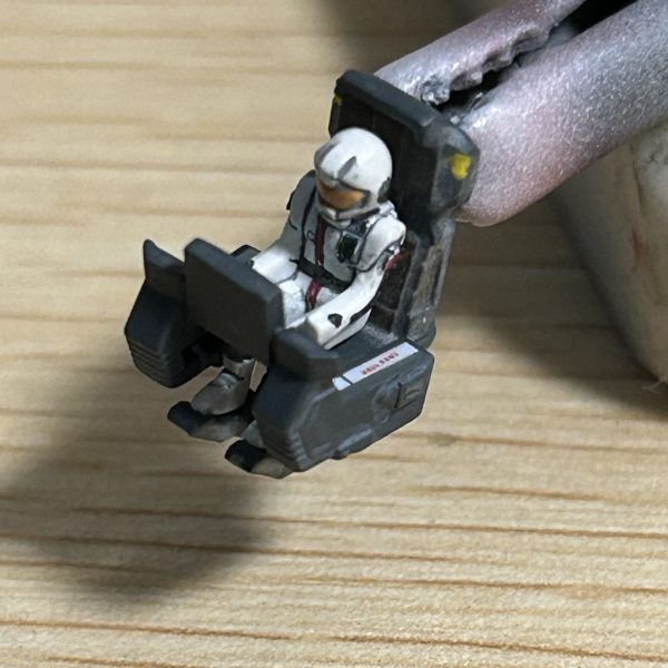 毎回のことなのですが、組み上げると見えなくなるのを承知で細かく作ってしまう。「自己満足」という病気ですね。操縦席のパネルは手元にあった水転写デカールをデザインナイフで加工して作ってみました。（4枚目）