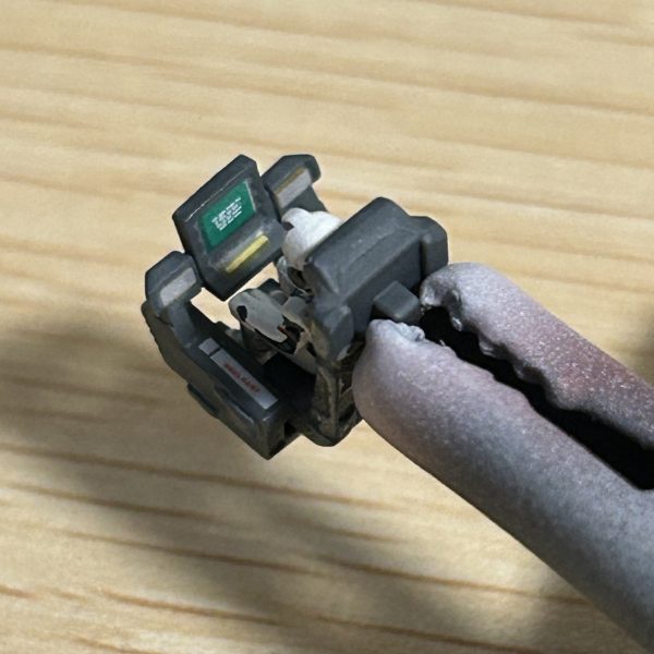 毎回のことなのですが、組み上げると見えなくなるのを承知で細かく作ってしまう。「自己満足」という病気ですね。操縦席のパネルは手元にあった水転写デカールをデザインナイフで加工して作ってみました。（2枚目）
