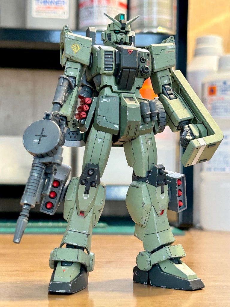 武装はザクF2型から流用して装備。腰部にはマガジン、グレネード、ヒートホークをマウントして武装強化。脚部にはミサイルポッドをネオジム磁石で設置。