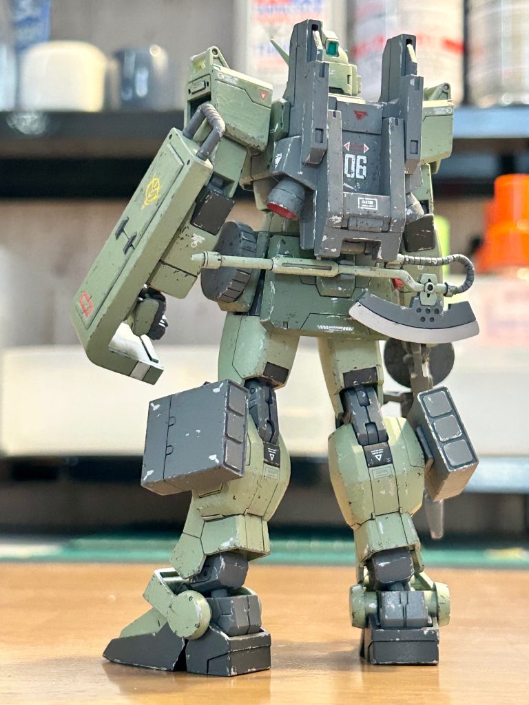 腕にはザクシールドを装備。ゲームのジオニックフロントを当時やっていたのを思い出し、陸戦型ガンダムシールドを模してフックを追加。プラ板で増加装甲を付けて防御力を上げました。