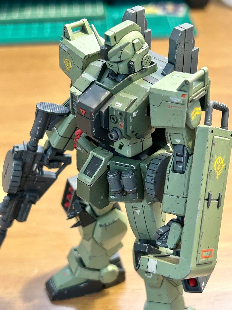 塗装はギレンの野望ガンダムを参考にザクの配色で塗りました。ウェザリングは爪楊枝とスポンジでチッピング。