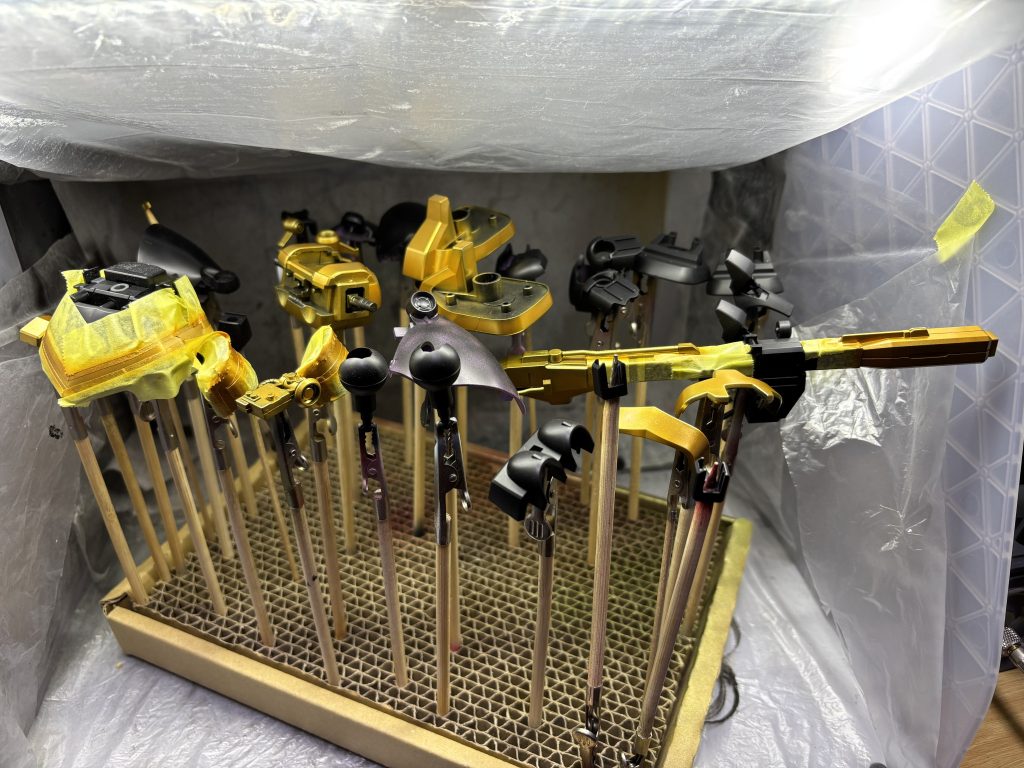 黒サフ吹いてマスキングがんばりました！肩部分のカーブが私のスキルでは限界😵