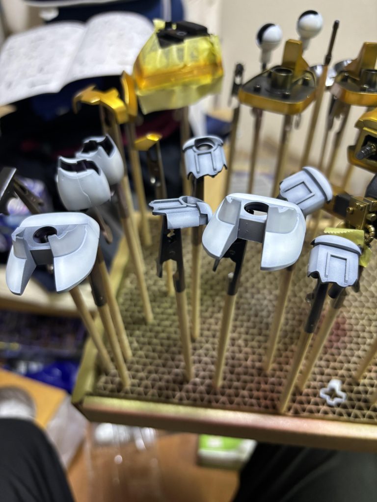 塗装を順調に行なっていた矢先に白い部分塗ってる時にトラブルが…塗装ブースのファンが突然沈黙しまして😭