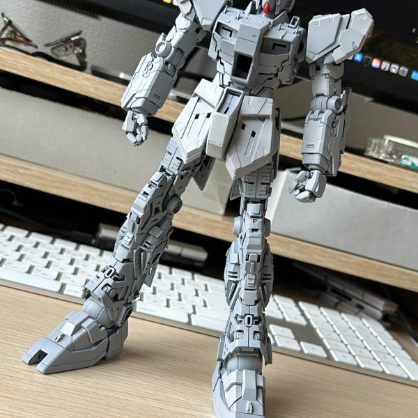 脚がメチャクチャ長くてスラッとしすぎに感じたので、ドッシリ感を出すために脚を短く見せる加工を施しました。作業的には太腿をカットして短くするのではなく、股関節の取り付け軸を上に２mm上げるという加工を施しました。（3枚目）