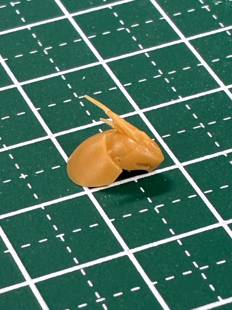 アンテナ半分くらいまで折れました、1番萎えた瞬間でした。きもちまっすぐにして接着剤つけて忘れることにしました