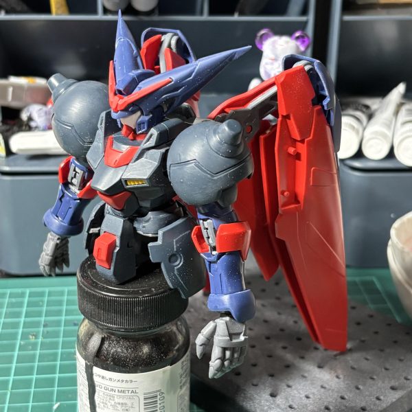 マスターガンダムのウイング位置調整中なんですが、ある程度位置が出ました。無改造状態だとウイングが深く曲げて畳めないので、畳んだ時のウイングとフレームの繋ぎ目の位置が頭よりちょっと低いかなくらいの所に持ってくるのが精一杯。（2枚目写真）ウイングはもっと上で急角度で曲げれた方がかっこいいので、フレームとウイングの取り付け角度を変更して1枚目写真の位置まで持ってきました。3枚目写真のように、フレームをちょっと削るだけで割といい位置がでます。もうちょっと補強はしないとですが低労力効果大で満足。（2枚目）