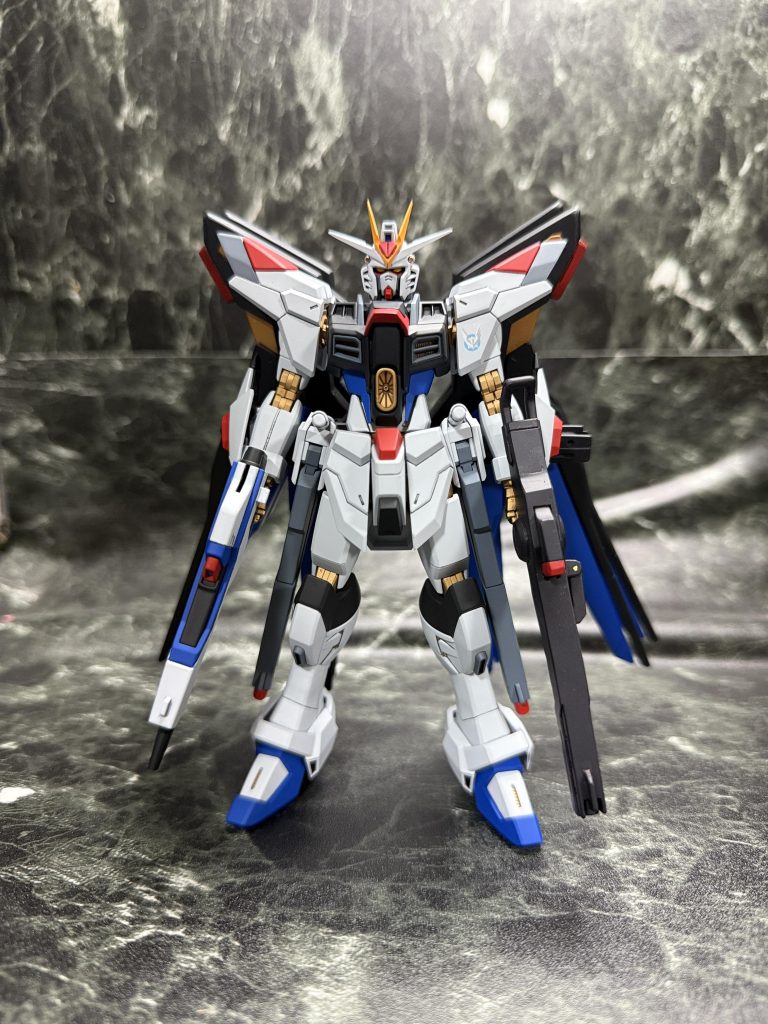 元々出来の良いキットですが、複相砲の位置が上過ぎて胴が短く見えたので、胸部中央のパーツを手元にあったHGBDラヴファントムの物に置き換えて、旧HGCEのデザインに戻しました。そこ以外は脛を3mm延長したくらいです。