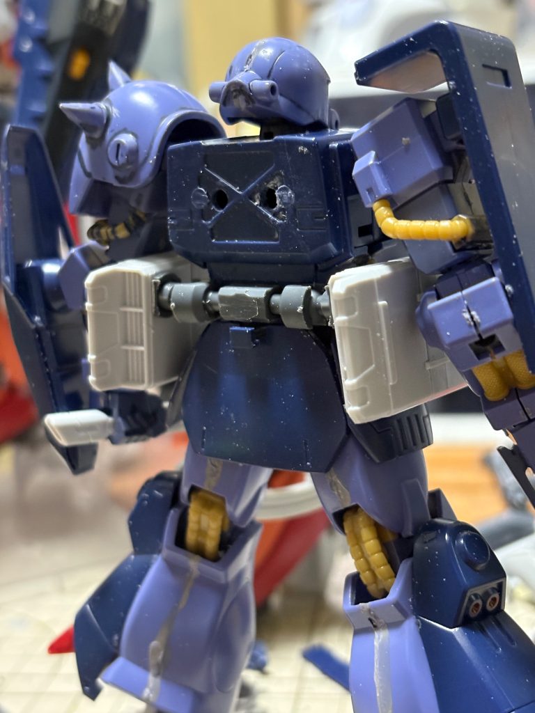 背部は2軸規格対応。さらに腰にはガンプラアームアームズのミサイルポッドを装備出来るようにしています。