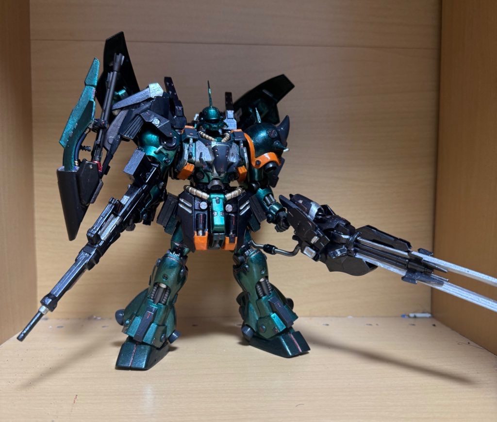 で、色塗ってきました。もちろん筆塗りですけど家族に言われました。「あんたのガンプラ、黒とか灰色とか泥臭いのばっかだよね。」・・・&nbsp;確かに！というのもあって、今回はメタリックなグリーンをチョイス。そしてワンポイントにオレンジも添えて。どうだ、これなら泥臭いとは言いまい！