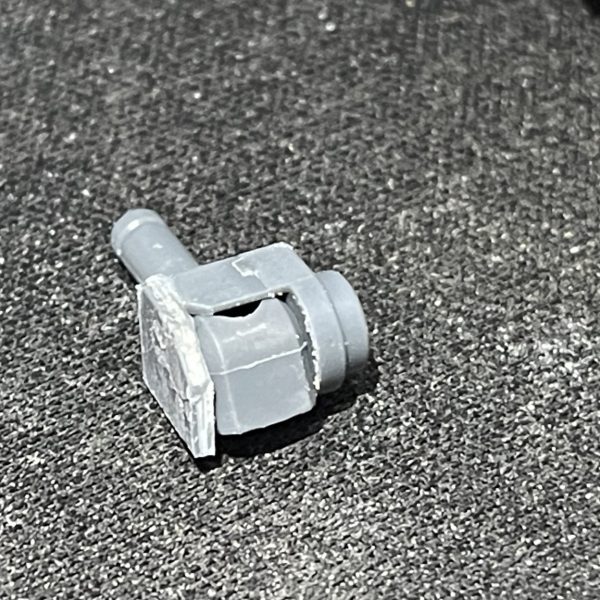 約15年ぶり近くのガンプラ改造です。たぶん。じゃあ20代に何のガンプラを改造していたかと聞かれると記憶はない友人がジークアクスにはまり、ガンプラにはまり、私も隣で指咥えて見てたら、中学時代に読み漁った「ガンダムウエポンズ 一年戦争編」が脳内の暗黒の宇宙(そら)に朧げに浮かんで気がついたら0079時代のガンプラを買っちゃってたって感じで知らん間にガンプラ制作がスタートしていました。大した改造はしてませんが、プロポーション変更のために⚫︎脚の根本の可動パーツ排除⚫︎上記に合わせて脚の根本を外装パーツ無しで保持できる様に⚫︎脚の付け根外装パーツを無しにしたため、腿を延長+内部フレームをカットしランナータグを挟み延長⚫︎ニーアーマーの小型化⚫︎いかり肩を撫で肩にするため基部の位置を1mmずらし⚫︎肩アーマーの形状変更と、腕部付け根を1.3mm程幅寄せ⚫︎ウエストのボリュームアップをしてます。また、画像にはありませんが、左腕内部にネオジウムを仕込んでいます。ちなみに目指す雰囲気は富野ガンダムでも地上波アニメ版でも映画版でもなく、カトキでもない2000年代セガサターン等ゲーム内アニメに使用された、近代解釈の仲盛文ガンダムを意識しました。 (2枚目)