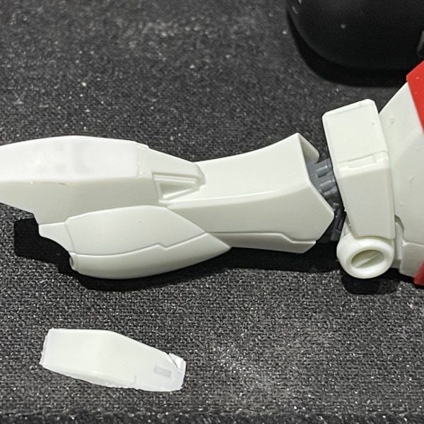 約15年ぶり近くのガンプラ改造です。たぶん。じゃあ20代に何のガンプラを改造していたかと聞かれると記憶はない友人がジークアクスにはまり、ガンプラにはまり、私も隣で指咥えて見てたら、中学時代に読み漁った「ガンダムウエポンズ 一年戦争編」が脳内の暗黒の宇宙(そら)に朧げに浮かんで気がついたら0079時代のガンプラを買っちゃってたって感じで知らん間にガンプラ制作がスタートしていました。大した改造はしてませんが、プロポーション変更のために⚫︎脚の根本の可動パーツ排除⚫︎上記に合わせて脚の根本を外装パーツ無しで保持できる様に⚫︎脚の付け根外装パーツを無しにしたため、腿を延長+内部フレームをカットしランナータグを挟み延長⚫︎ニーアーマーの小型化⚫︎いかり肩を撫で肩にするため基部の位置を1mmずらし⚫︎肩アーマーの形状変更と、腕部付け根を1.3mm程幅寄せ⚫︎ウエストのボリュームアップをしてます。また、画像にはありませんが、左腕内部にネオジウムを仕込んでいます。ちなみに目指す雰囲気は富野ガンダムでも地上波アニメ版でも映画版でもなく、カトキでもない2000年代セガサターン等ゲーム内アニメに使用された、近代解釈の仲盛文ガンダムを意識しました。 (4枚目)