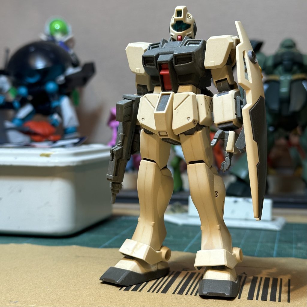 まずは改修直前のお姿から。約２０年（！）前に、パチ組・合わせ目消し・簡単フィニッシュにて仕上げた機体。経年劣化により、接着面のプラが変色してしまいました。この変色部分をカヴァーしつつ、気になるところもちょこっといじりながら仕上げていきました。