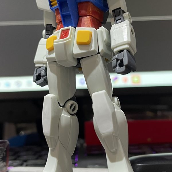 約15年ぶり近くのガンプラ改造です。たぶん。じゃあ20代に何のガンプラを改造していたかと聞かれると記憶はない友人がジークアクスにはまり、ガンプラにはまり、私も隣で指咥えて見てたら、中学時代に読み漁った「ガンダムウエポンズ 一年戦争編」が脳内の暗黒の宇宙(そら)に朧げに浮かんで気がついたら0079時代のガンプラを買っちゃってたって感じで知らん間にガンプラ制作がスタートしていました。大した改造はしてませんが、プロポーション変更のために⚫︎脚の根本の可動パーツ排除⚫︎上記に合わせて脚の根本を外装パーツ無しで保持できる様に⚫︎脚の付け根外装パーツを無しにしたため、腿を延長+内部フレームをカットしランナータグを挟み延長⚫︎ニーアーマーの小型化⚫︎いかり肩を撫で肩にするため基部の位置を1mmずらし⚫︎肩アーマーの形状変更と、腕部付け根を1.3mm程幅寄せ⚫︎ウエストのボリュームアップをしてます。また、画像にはありませんが、左腕内部にネオジウムを仕込んでいます。ちなみに目指す雰囲気は富野ガンダムでも地上波アニメ版でも映画版でもなく、カトキでもない2000年代セガサターン等ゲーム内アニメに使用された、近代解釈の仲盛文ガンダムを意識しました。 (6枚目)