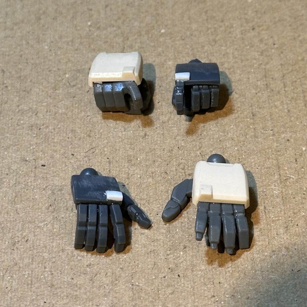 ジムコマの手の甲ガードは人差し指の部分が凸ってるので再現しておきました。