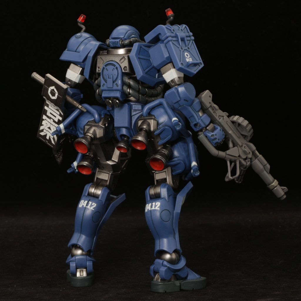 Gquuuuuux機体はどれもバックショットがカッコイイ！関節はガンダムマーカーのヘビーガンメタリック。本体色はウェザリングカラーでフィルタリングしました。曲線が多いので半光沢のトップコートがよく似合います。