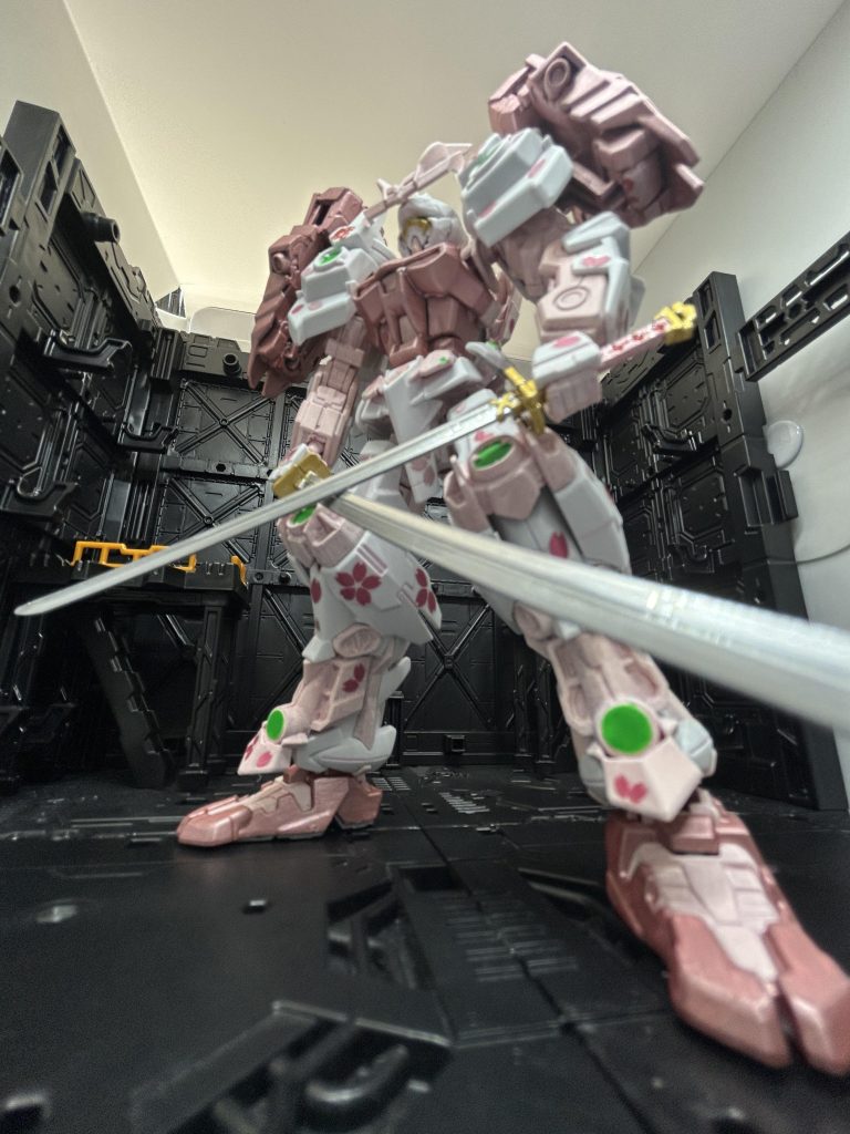 グリーンは蛍光グリーンで塗り、刀はスーパーファインゴールド、スーパークロームシルバー2で塗りました