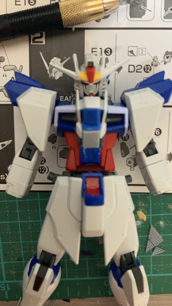 今回、一番最初に思いついたのは胴体の改造でした。中央をいい感じにくり抜いてあんなことやってこんなことやってあら完成。アンテナはデスティニーのやつのサイドにダブルオーの縦の方のアンテナをつけてからライフリの横の方のアンテナをつけました。肩はMGインパルスのアンクルアーマーをつけました。