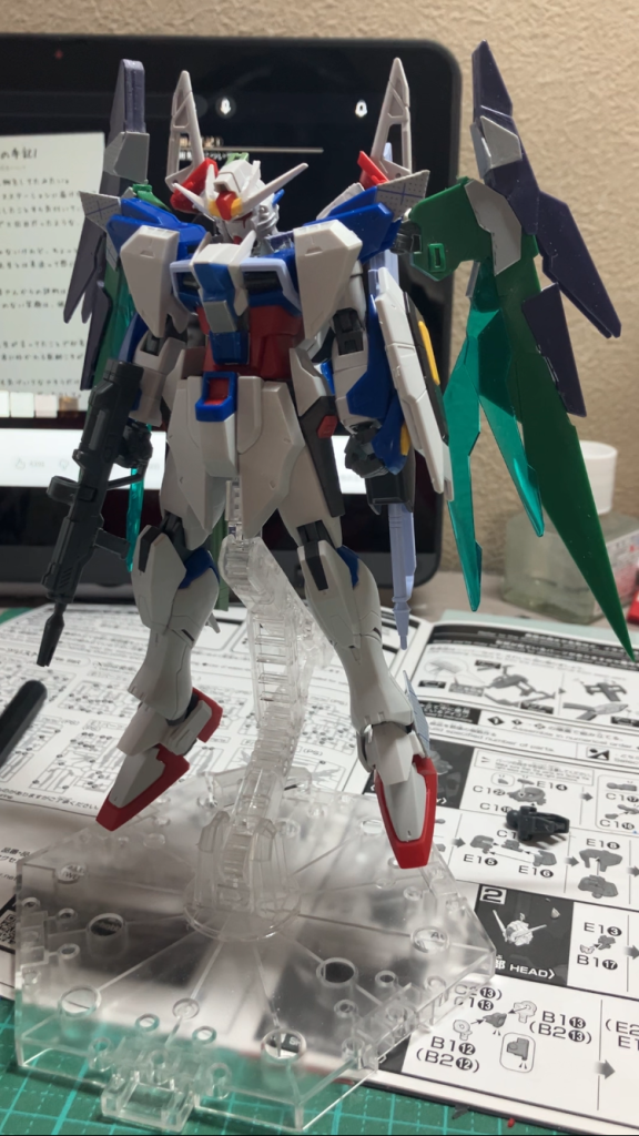 バックパックはバエルのやつとバエルのアームをそのまま使用。そこにフェニーチェリナーシタのウイングを改造したものを取り付け。バエルのアームの上につくアーマーみたいのをカットしてビームブーメランの基部ごと取り付けして位置変更。アンクルアーマーはジャンクにあったものとプラ板を組み合わせて完成。
