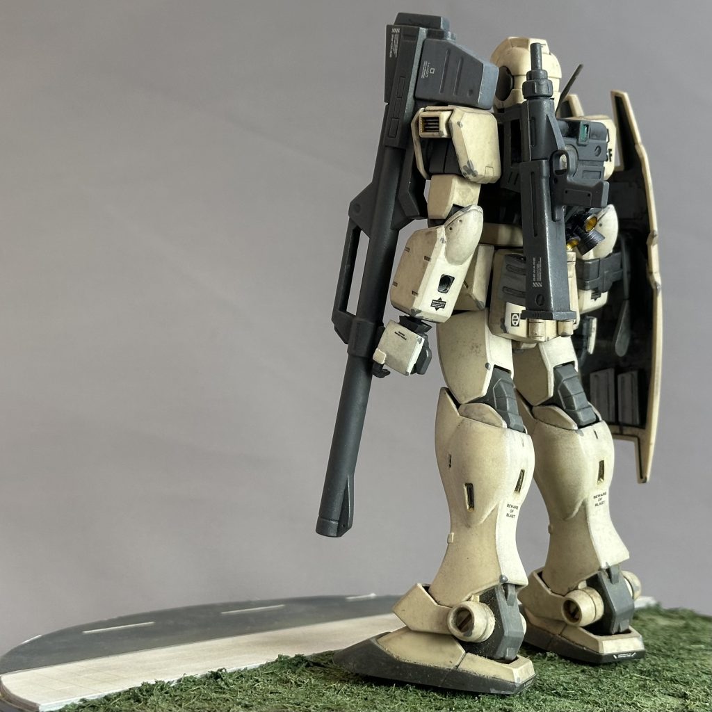 元キットの気になるところとして、手首の大きさが大きすぎると感じていたので、連邦系キットから流用しました。とはいえ、「右銃持ち手」と「左平手」は不足しがちなので、彼には「左利き仕様」として余りがちな「左銃持ち手」と「右平手」を装備してもらいました。