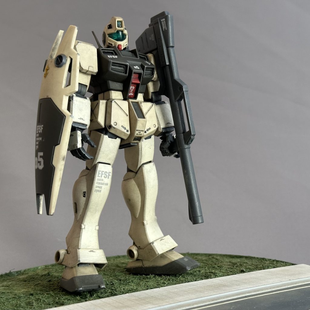 右手にシールドを持たせようとするとマウントが肘パッドに干渉するので少し加工しています。