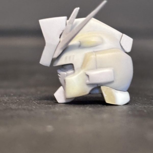 フルアーマーZZ verカトキにHGUC ZZを寄せて行こうの第6週です。果てしない表面処理‥。そろそろ次に進みたくなったので塗装直前の写真（正面、側面、背面）です。4枚目は頭身チェック。胴体も果てしない改修作業になりそうですなー。カトキverは頭が埋まって見えるんだけど先人たちは首延長を選択。取説の3面図と睨めっこになりそうです。5枚目はGrokによる着色完成予想。同じように塗るぞーって意気込んでたらエアブラシのコンプレッサーが壊れました🤣ピストンリングが崩れてたので新調します☺️追記。今の ZZ,バンシィみたいになってます笑（3枚目）