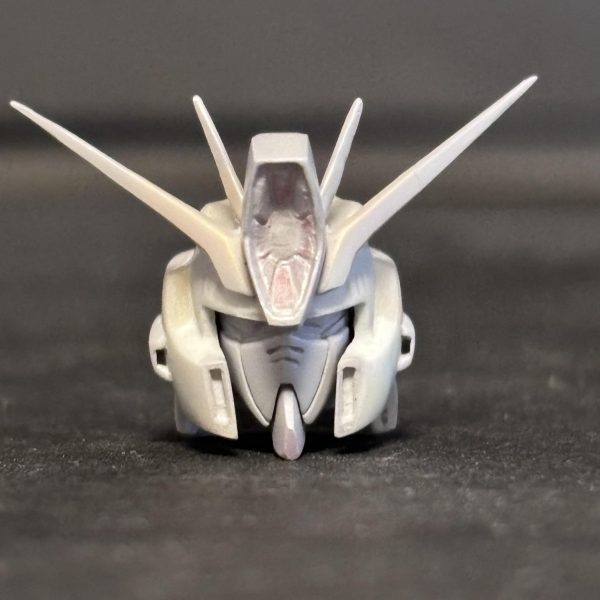 フルアーマーZZ verカトキにHGUC ZZを寄せて行こうの第6週です。果てしない表面処理‥。そろそろ次に進みたくなったので塗装直前の写真（正面、側面、背面）です。4枚目は頭身チェック。胴体も果てしない改修作業になりそうですなー。カトキverは頭が埋まって見えるんだけど先人たちは首延長を選択。取説の3面図と睨めっこになりそうです。5枚目はGrokによる着色完成予想。同じように塗るぞーって意気込んでたらエアブラシのコンプレッサーが壊れました🤣ピストンリングが崩れてたので新調します☺️追記。今の ZZ,バンシィみたいになってます笑（2枚目）