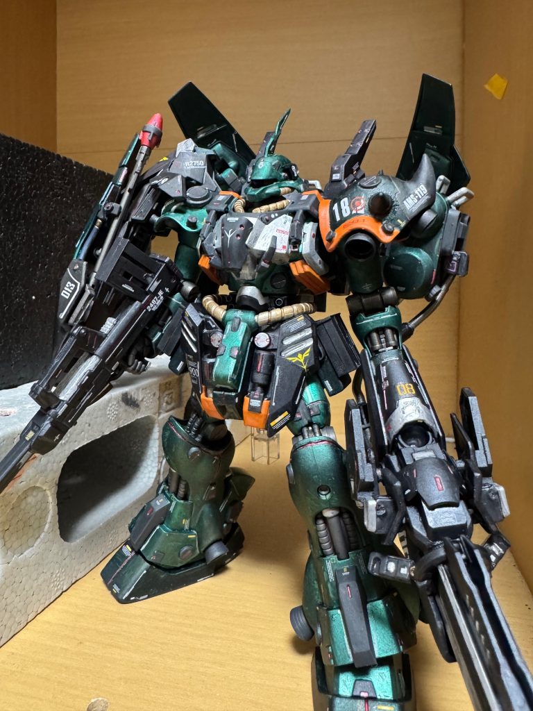 デカール貼りと艶消しクリアをしてきました。実は今までデカール→汚し→チッピング→トップコートだったんですね。荒い汚しの場合はそうなんですけど今回は本来の手順であるデカール後はトップコートを行なってから、汚しに入ります。このままでも格好良いけど、私は汚したいのです。