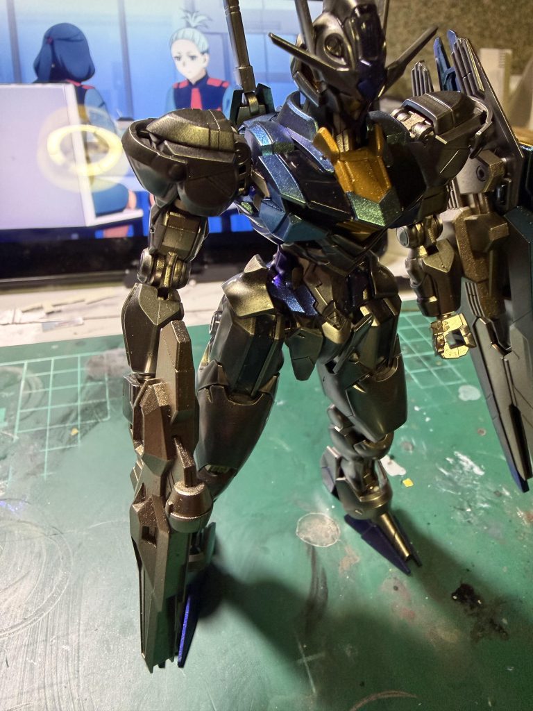 関節などのグレー部分・・プレミアムチタンシルバーホワイト部分・・プレミアムミラークローム→ガイアクリアブラックブルー部分・・プリズムメタリックターコイズグリーンライトブルーレッド部分・・プリズムメタリックブルーバイオレットイエロー部分・・プレミアムブリオンゴールド全てガイアカラーで塗装して光沢クリアーでトップコートしました。