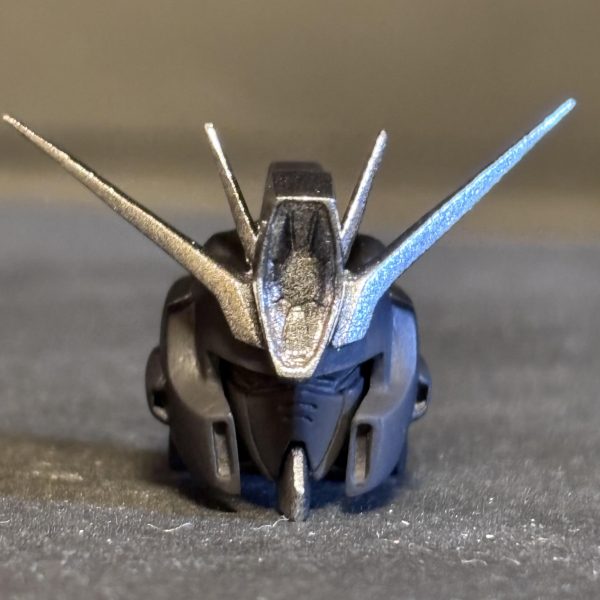 フルアーマーZZ verカトキにHGUC ZZを寄せて行こうの第6週です。果てしない表面処理‥。そろそろ次に進みたくなったので塗装直前の写真（正面、側面、背面）です。4枚目は頭身チェック。胴体も果てしない改修作業になりそうですなー。カトキverは頭が埋まって見えるんだけど先人たちは首延長を選択。取説の3面図と睨めっこになりそうです。5枚目はGrokによる着色完成予想。同じように塗るぞーって意気込んでたらエアブラシのコンプレッサーが壊れました🤣ピストンリングが崩れてたので新調します☺️追記。今の ZZ,バンシィみたいになってます笑（7枚目）