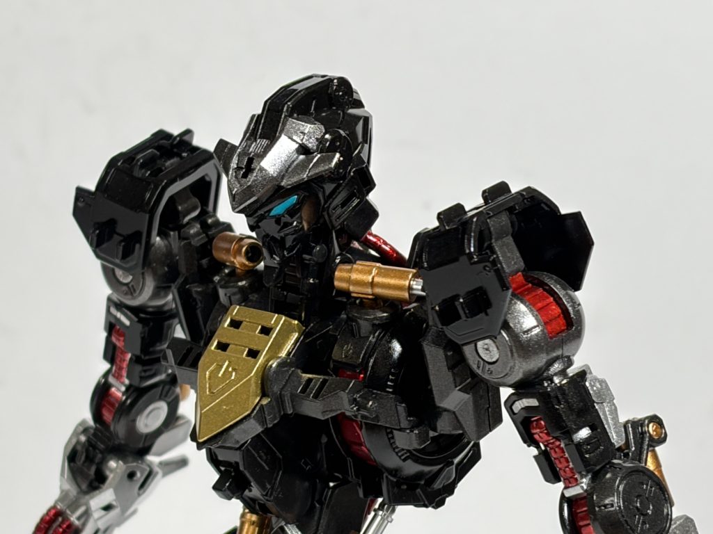 鉄血形は内部フレームの状態が1番カッコいいです。内部フレームは、下地をサーフェイサーブラックで黒鉄色、スタブライトアイアン、スターブライトゴールド、シルバー、ゴールド、クリアレッド、蛍光ブルーグリーンで塗装した後、トップコートをクリア光沢で仕上げました。