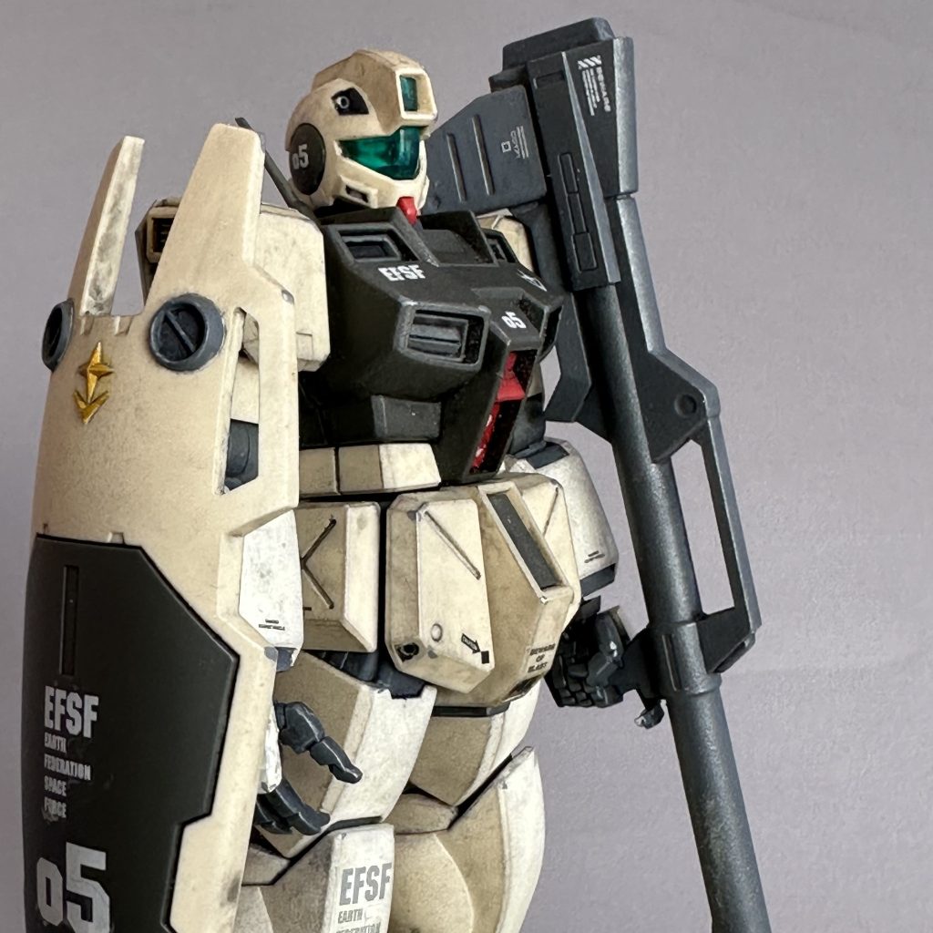 ジムコマは、シールドのマルイチと連邦マークが一体成型なので塗り分けが必要です。めんどくさいですが、連邦系のお約束の腰Vマークはオミットされているのでその分、面相筆でがんばりました。