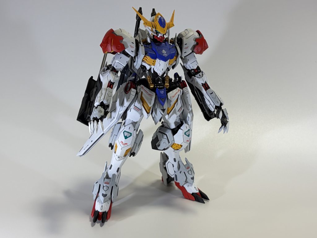 外装は、サーフェイサーブラック、メカサフヘビーを下地に、ピュアホワイト、ニュートラルグレーⅡ〜Ⅳ、ウルトラマンブルー、マンダリンイエロー、プレミアムレッド、ブラック、スターブライトアイアンの後、スーパースムースクリアで仕上げました。