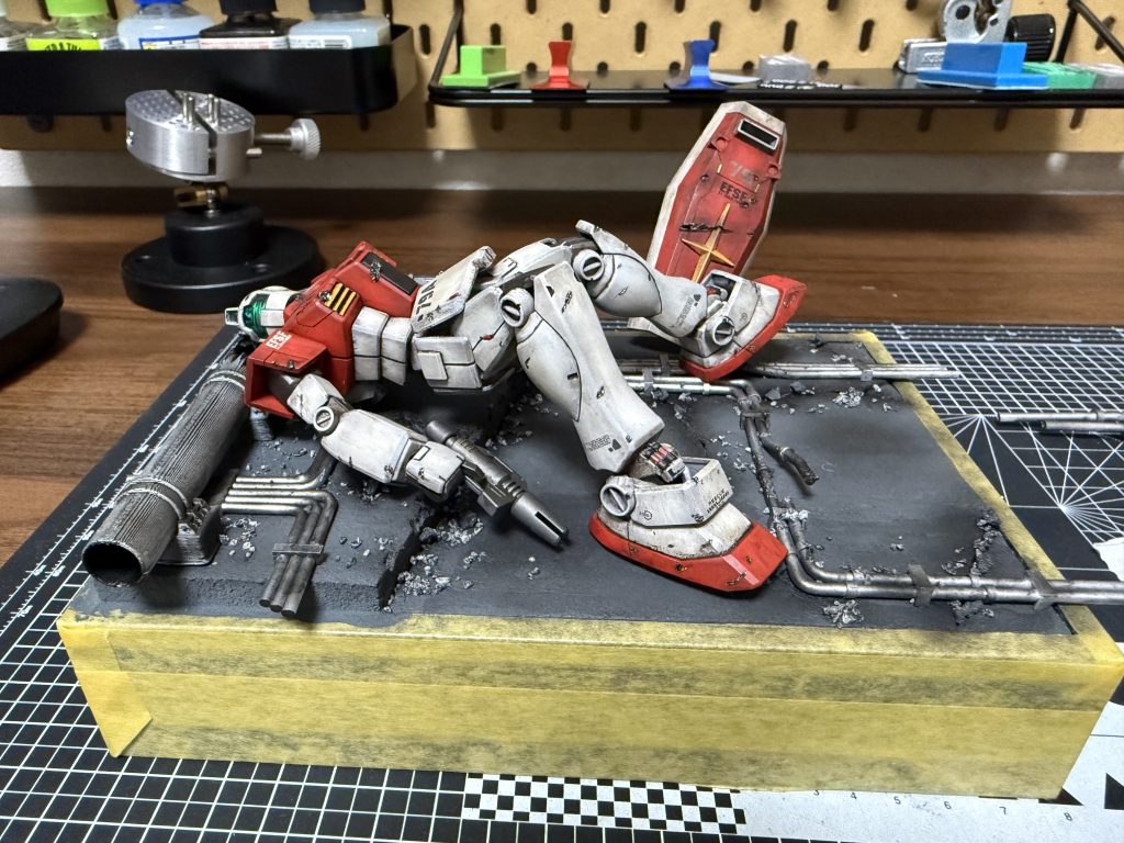 作品名：ジムの日間に合わず<p>自立が困難になったので、ジオラマディスプレイとして復活させてたが80%ぐらいしか製作出来なかった(〃ω〃)</p>
