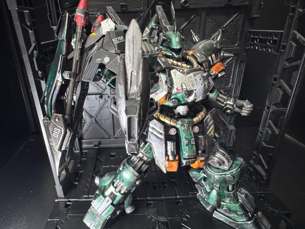 接近戦にはこちらシールドナイフ的なものを装備。
