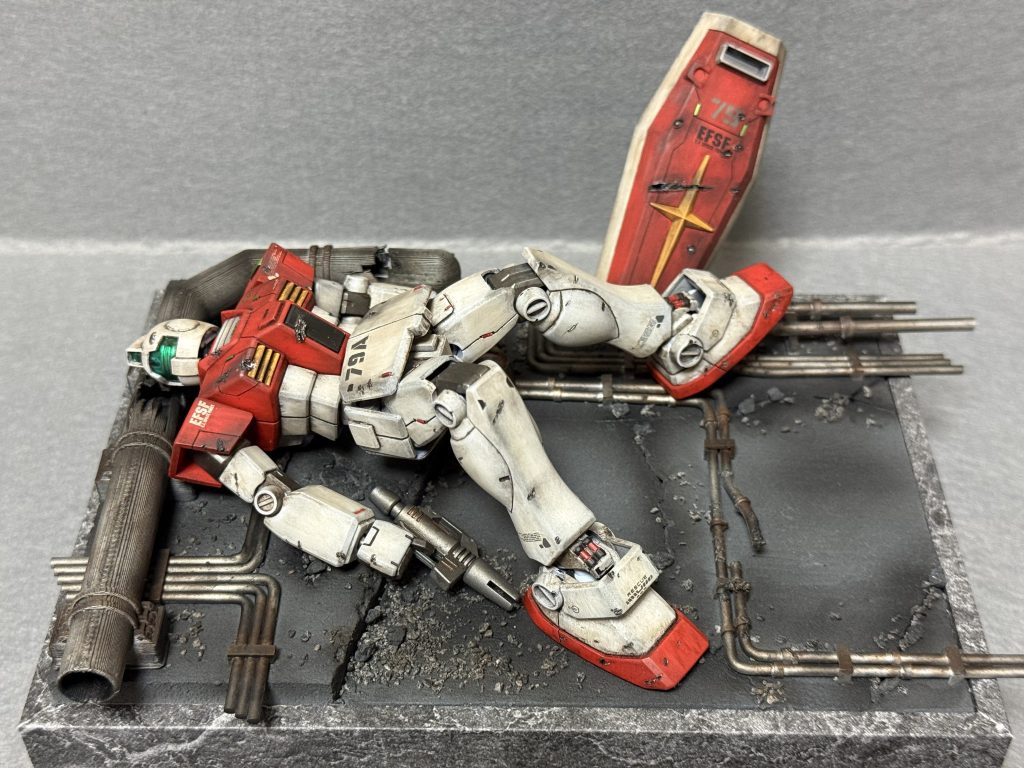 前回ハマったジオラマディスプレイまた製作しました自立できなくなったジムくん寝てもらいましたこだわりは、足裏地べたに着くように腰、膝、足首の可動域増やすのに時間かかり過ぎた…ジムの日に間に合わなかった(〃ω〃)