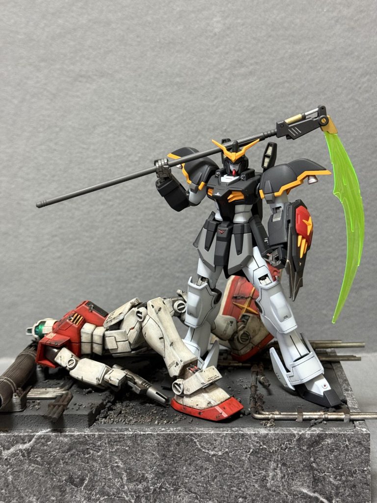 次もジオラマディスプレイ製作したいっすね〜MS乗せ替えすると部屋のディスプレイケース飽きなくなるかもです^o^たたずむ姿はデスサイズが1番好きジムと違和感いっぱいですが(笑)