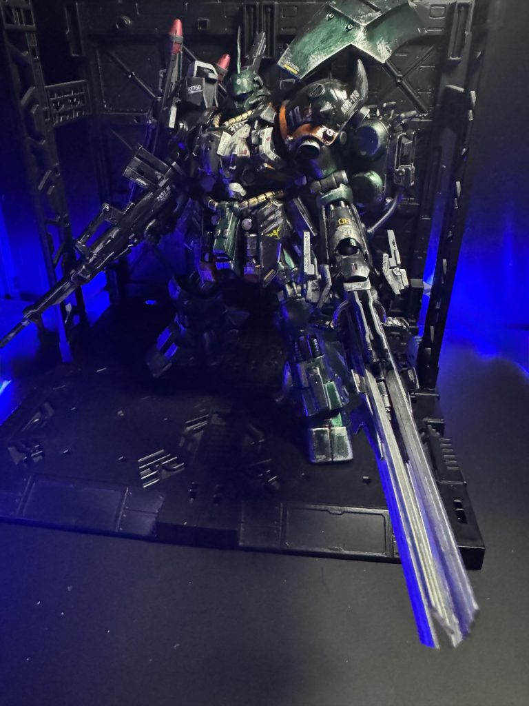 いかがでしたでしょうかこちらが、私が考えた「こんな量産機、知らないよ！」をコンセプトにしたギラドーガ・アナザーカスタムです。こんな改造作でも、良いなと思って頂けたならば私は嬉しいですここまで見て頂き、ありがとうございます。皆様のいいねのお陰で、本当に製作意欲が上がるばかりですそれではまた、どこかの機会で