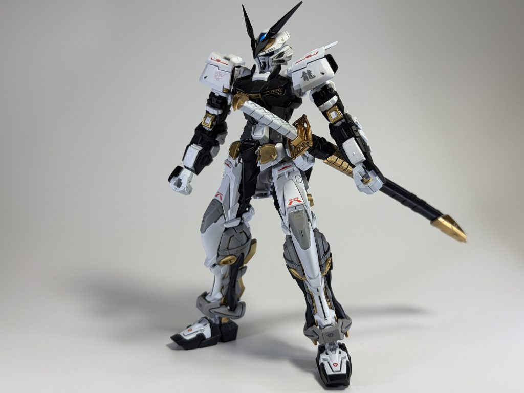 使用塗料はガイアのピュアホワイト、プリズムブルーブラック、ニュートラルグレーⅡ〜Ⅳ、スターブライトゴールド、スターブライトシルバー、クリアブルー等でスーパースムースクリアでトップコート仕上げしました。