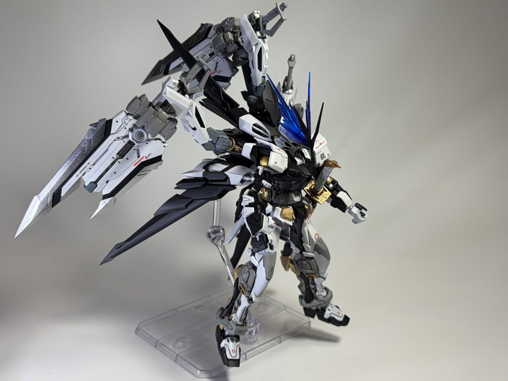 バックパックが重すぎて台座が無いと全く自立出来ないですが、RGらしく情報量マシマシで作り甲斐があるキットでした。