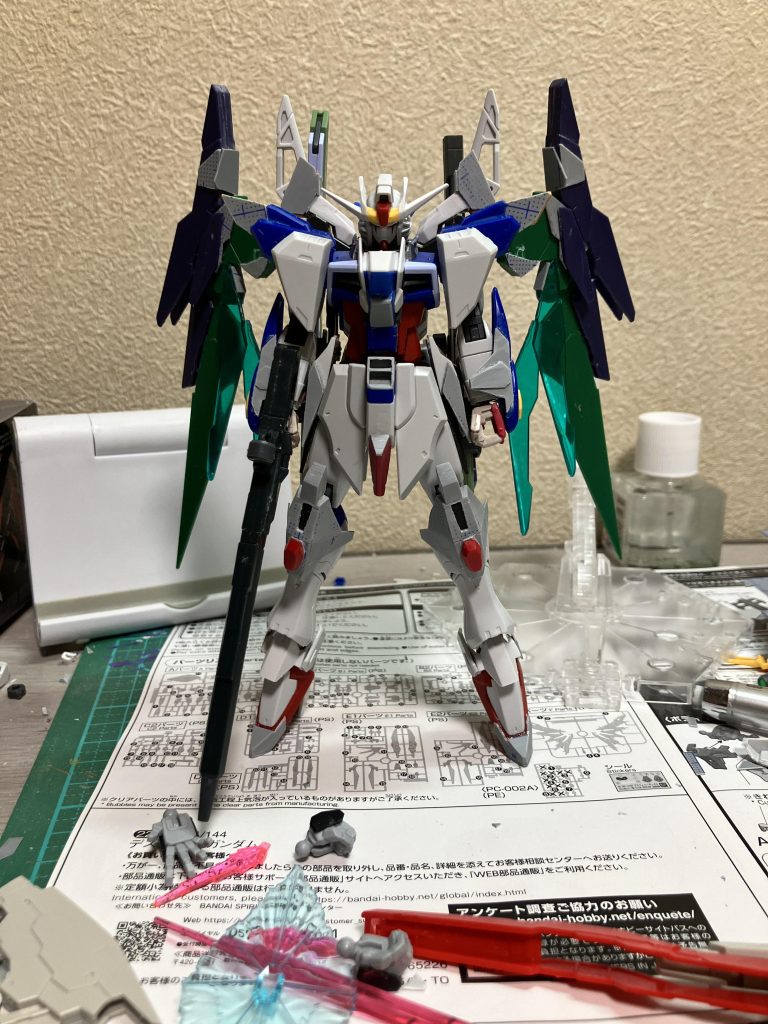 つぎに細かなとこの調整をしていきます。膝が寂しかったのでアメストフリを参考にプラ板で大型化。腰フロントの中央の青い部分をそれっぽい形にプラ板で大型化。下の方はアルケーの同位置のパーツをカットして接着し、プラ板で塞ぎました。手の甲のパーツと腕のアーマーを接着しサイドをプラ板で塞ぎつつ違和感がないようにそれっぽい形に切り出したものを接着。足はヒールっぽくしてます。