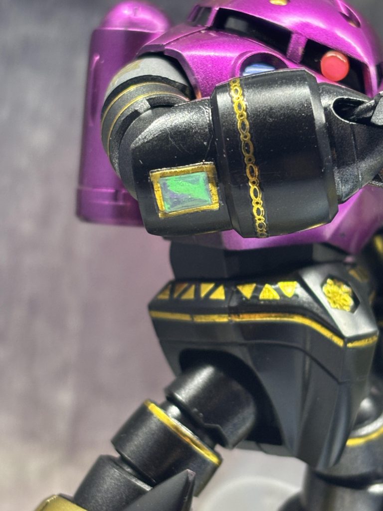 巡音ルカの右腕を見ると、電子端末のようなものが付いているので、なんとか再現できないか考えたところ、100均にカラーシールという丸シールが売ってたのでそれを四角くカットし、UVレジンを乗せて固めました。腕に接着し、周りをネイルシールで囲ってみました。角度を変えると偏光してキレイです✨