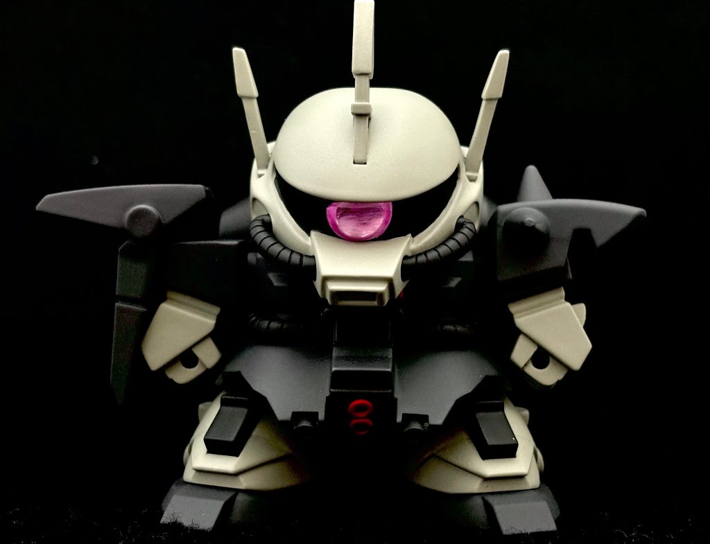 手持ち武器は欠品です。あと、側頭部アンテナも片方欠品してたので、型取りしてパテで作りました。