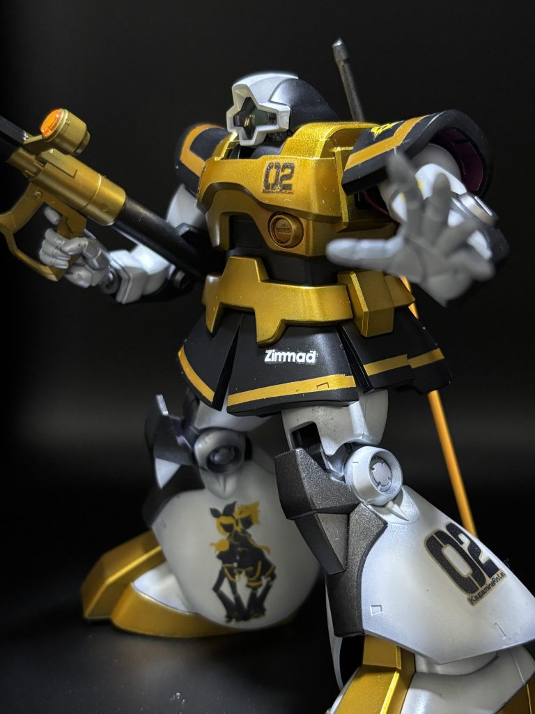 今回もデカールはインクジェットプリンターで作れる水転写デカールを使ってリンレンのシルエットを貼りました。なんかタトゥーみたいでかっこいい✨白っぽい下地には綺麗にデカールが乗りますね！鏡音さんのナンバーの02もデカデカと貼れました。ドムの脚部の面積は素晴らしい！肩やスカート部分はマスキングテープでラインを作りました。鏡音さんのセーラー服っぽく見えるかな？