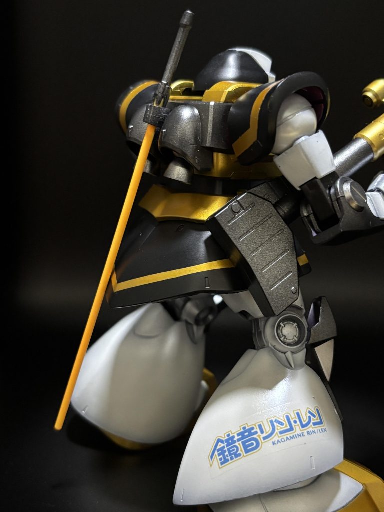 ロゴもしっかり入れてます。正面飾ると見えないですけどね。ターンテーブル必須です。持ってませんが…。