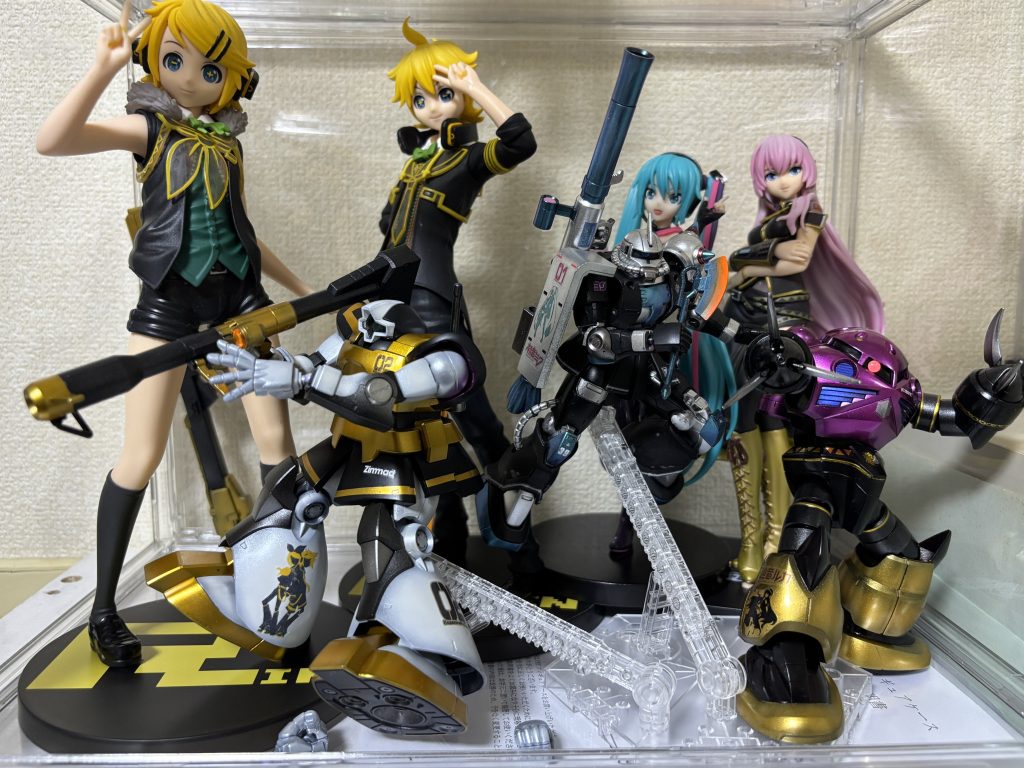 ゆけ！ボカロ小隊！！ってことで今まで作ったザク、ドム、ズゴックでショーケースに詰めました。鏡音さん達が異様にデカくてリアル遠近法みたいになってますが…。いやはや感無量です😂