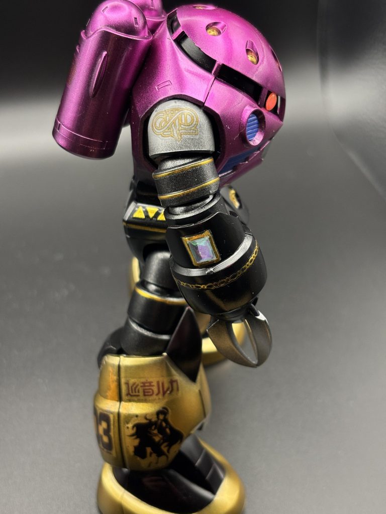 右肩には巡音ルカのマーク？（ホルンと♾️を合わせたようなやつ）を貼りました。